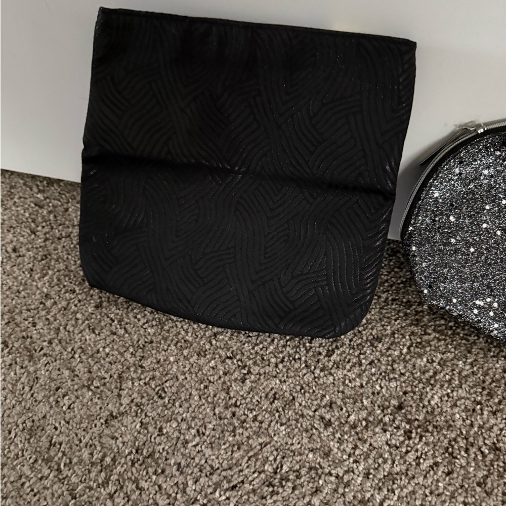 Estée Lauder & Lancôme
Elegant Black and Silver Women's makeup bags/ Clutch Set - Picture 3 of 7
